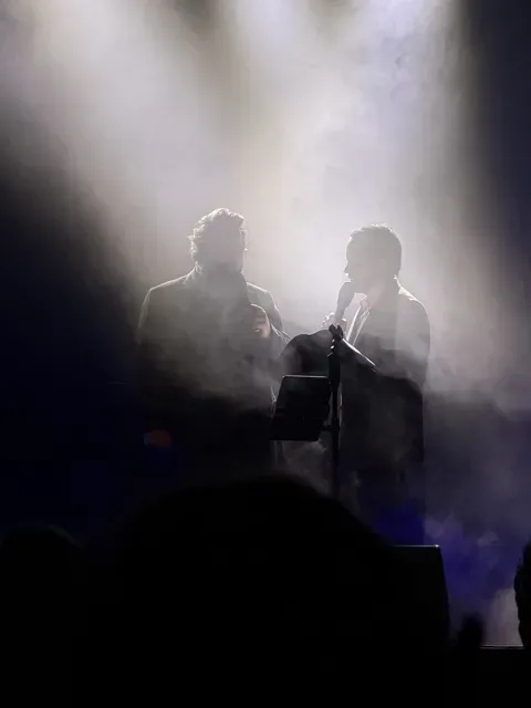 Silhouetten im Bühnennebel während der Vorstellung