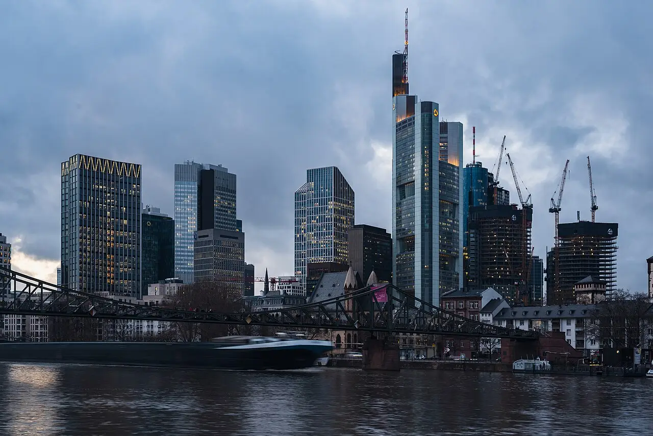 Skyline von Frankfurt am Main — Schauplatz der Serie Ein Fall für zwei